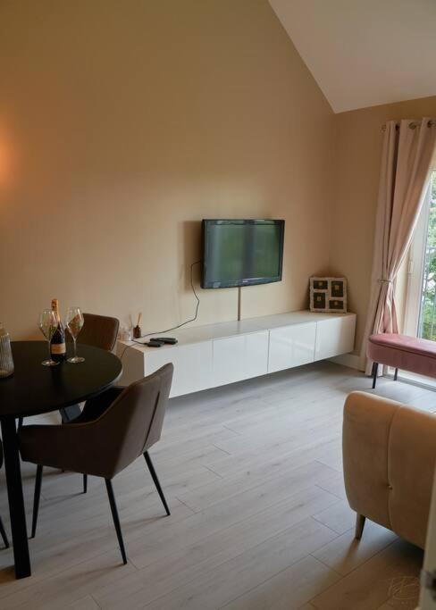 Stunning Luxury 2 Bed Apartment With En-Suite In Wokingham City Centre Zewnętrze zdjęcie