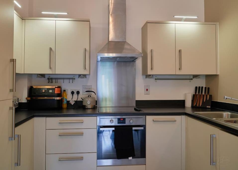 Stunning Luxury 2 Bed Apartment With En-Suite In Wokingham City Centre Zewnętrze zdjęcie