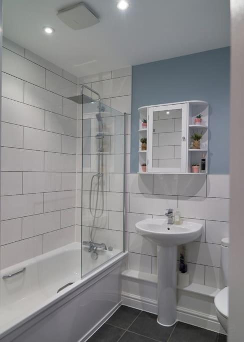 Stunning Luxury 2 Bed Apartment With En-Suite In Wokingham City Centre Zewnętrze zdjęcie