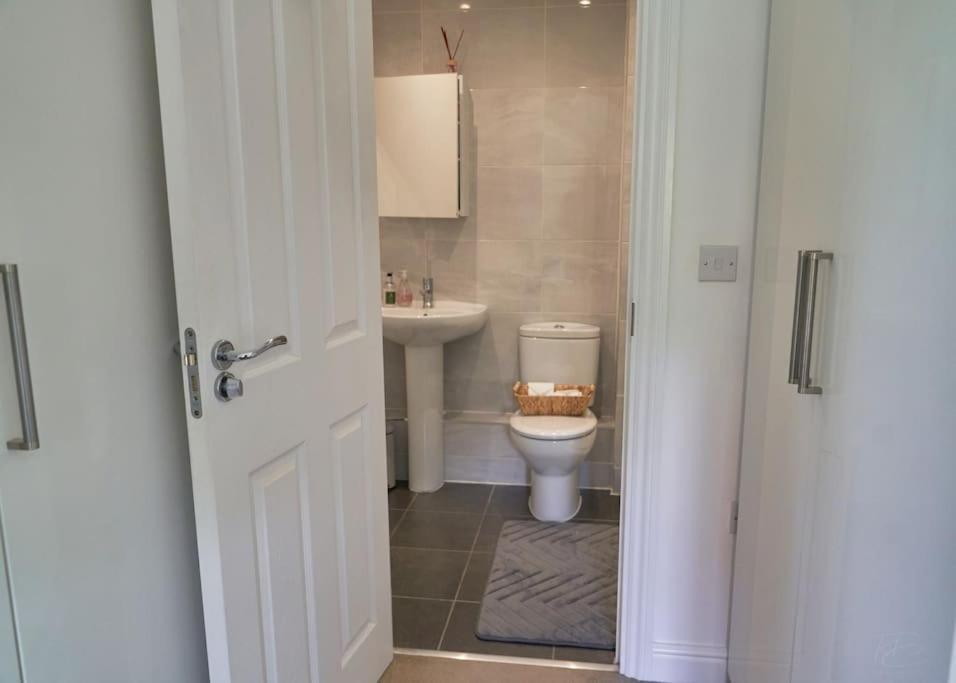 Stunning Luxury 2 Bed Apartment With En-Suite In Wokingham City Centre Zewnętrze zdjęcie
