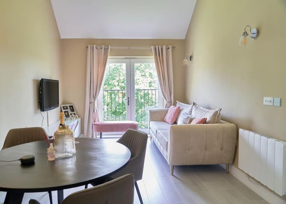 Stunning Luxury 2 Bed Apartment With En-Suite In Wokingham City Centre Zewnętrze zdjęcie